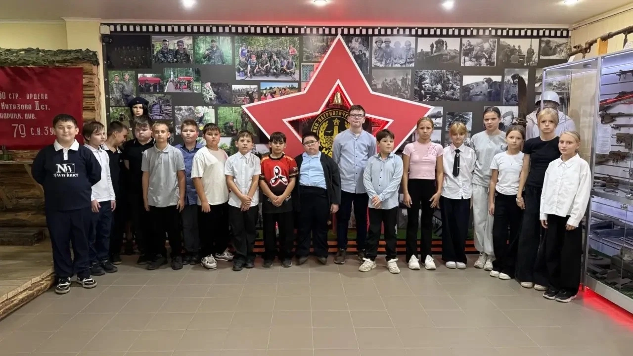 📅 В рамках патриотического воспитания учащиеся 5а класса МАОУ ООШ №6 вместе с классным...