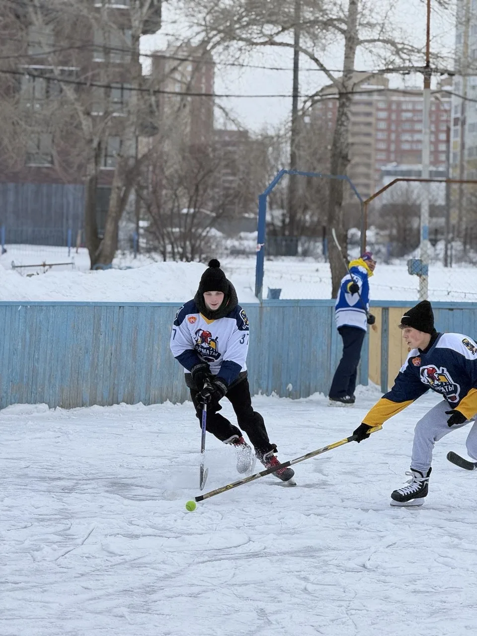 ❄️ Вечер на коньках: лед был горячим! ⛸️🏒  Сегодня каток нашего лицея превратился в настоящую ледову