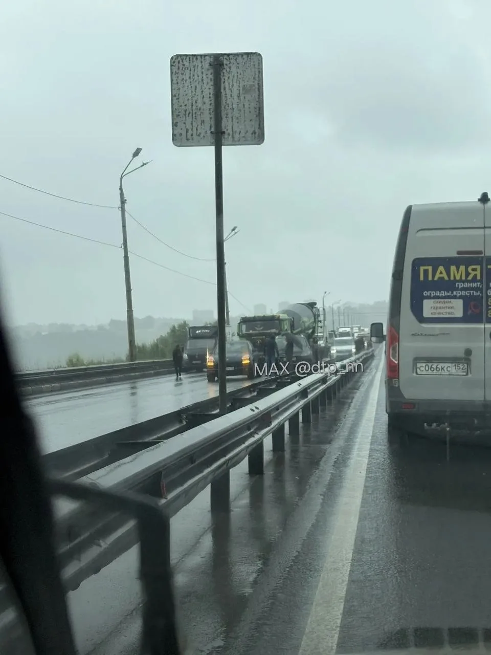 На Мызинский мост сейчас лучше не ехать — из-за массового ДТП там собралась пробка