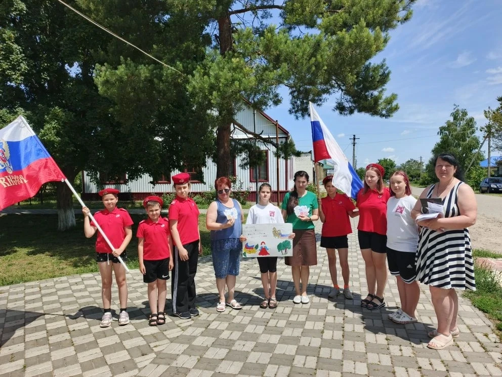 🇷🇺🇷🇺🇷🇺
Юнармейцы СОШ №5 поздравили жителей станицы Калниболотской с важным для страны праздник
