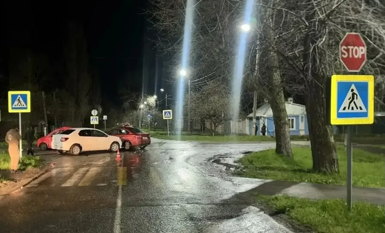 ❗ 13 апреля в 19:50 в Георгиевске на нерегулируемом перекрестке произошло ДТП с участием трех машин.