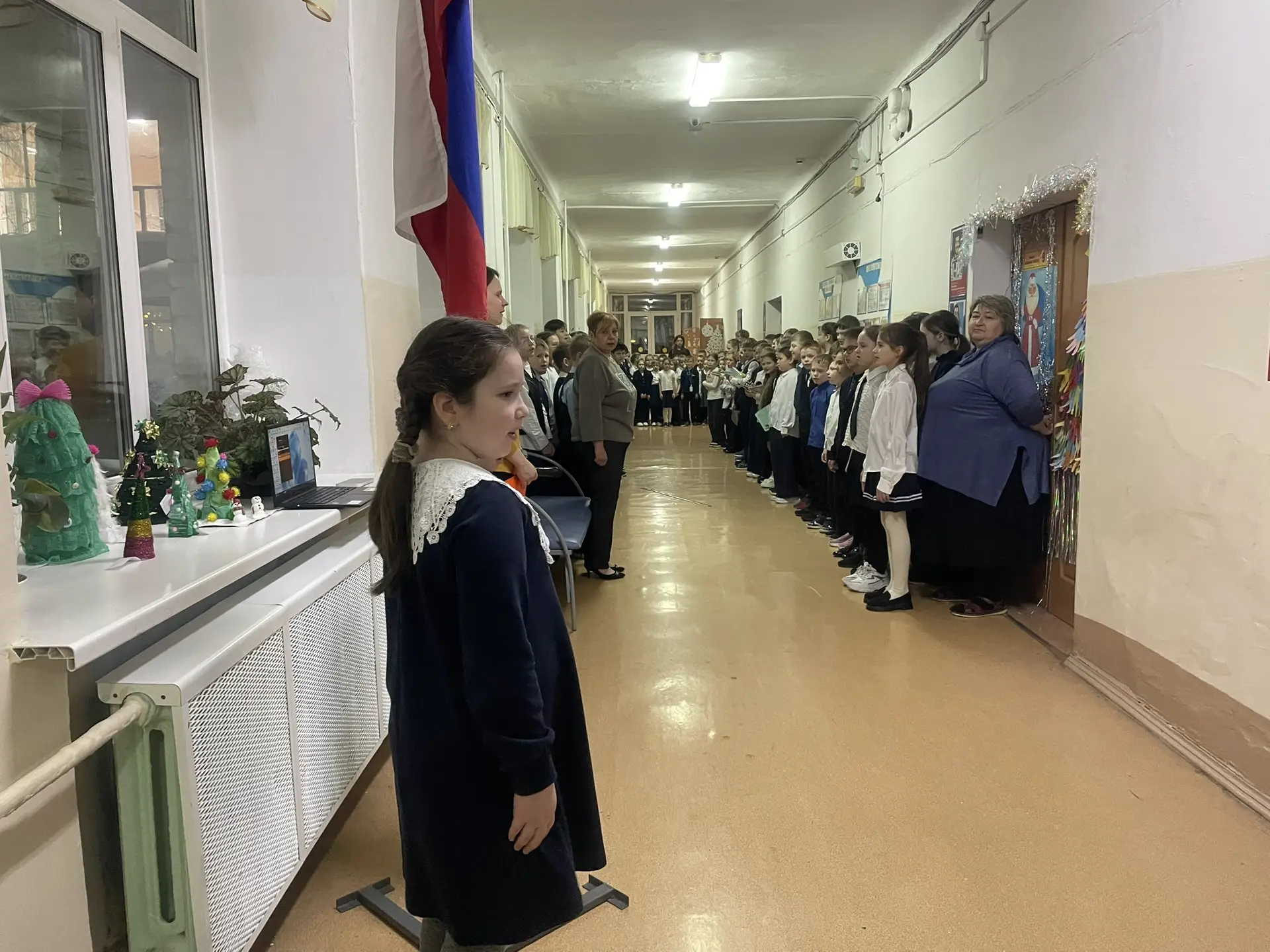 Сегодня в нашей школе состоялась первая в 2026 году торжественная линейка, посвященная поднятию госу