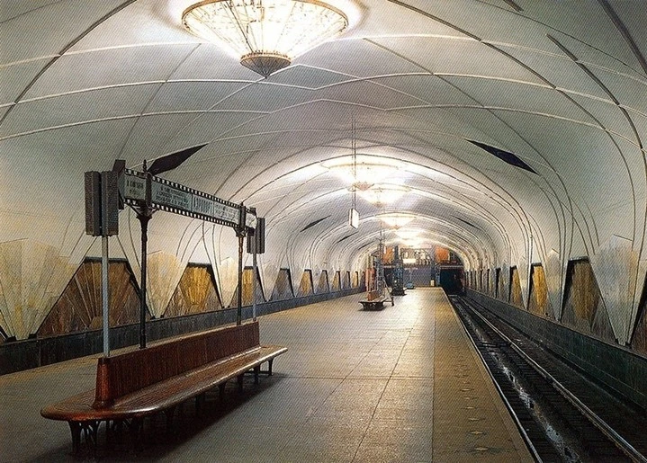 Московская станция "Аэропорт" в начале 1990-х. Тогда её хотели переименовать в "Аэрополе".
