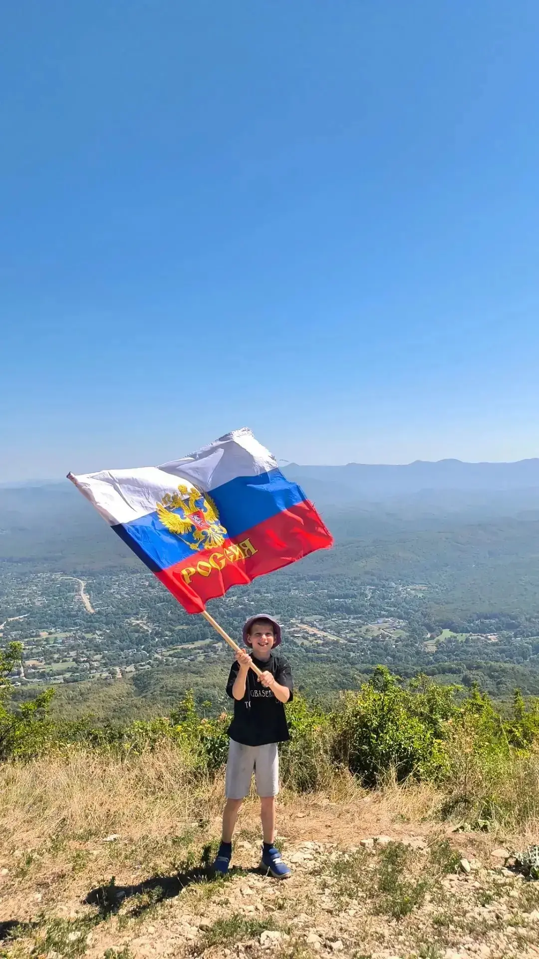 Корниенко Степан, ученик 5 «А» класса участвует в акции, приуроченной ко Дню Государств...