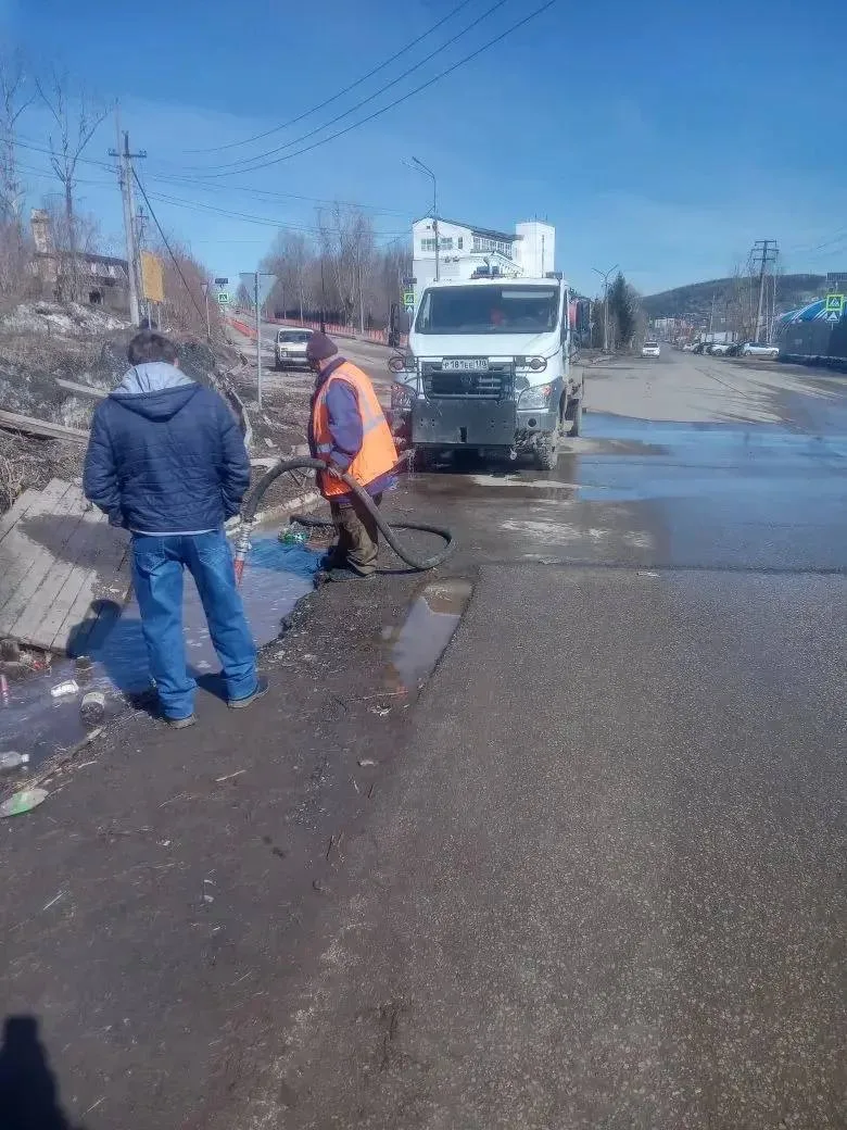 🚜 Очистка дорог, промывка лотков, уборка территорий: работы участков благоустройств и дорог в поселе