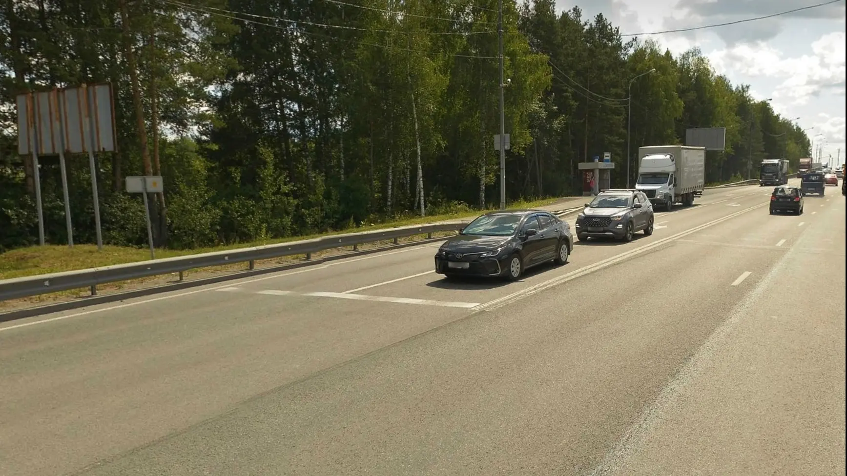 🚗 Автомобилисты в Нижнем Тагиле получают штрафы за вынужденное нарушение ПДД на Свердловском шоссе
