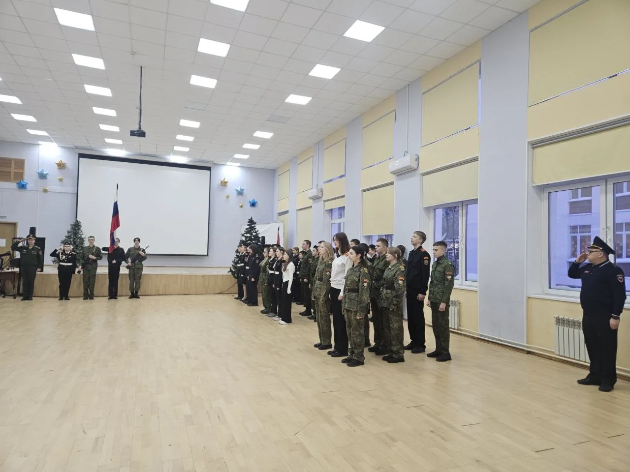 Новая неделя   🇷🇺 Традиционно начинаем новую неделю с церемонии поднятия Государственного флага Росс