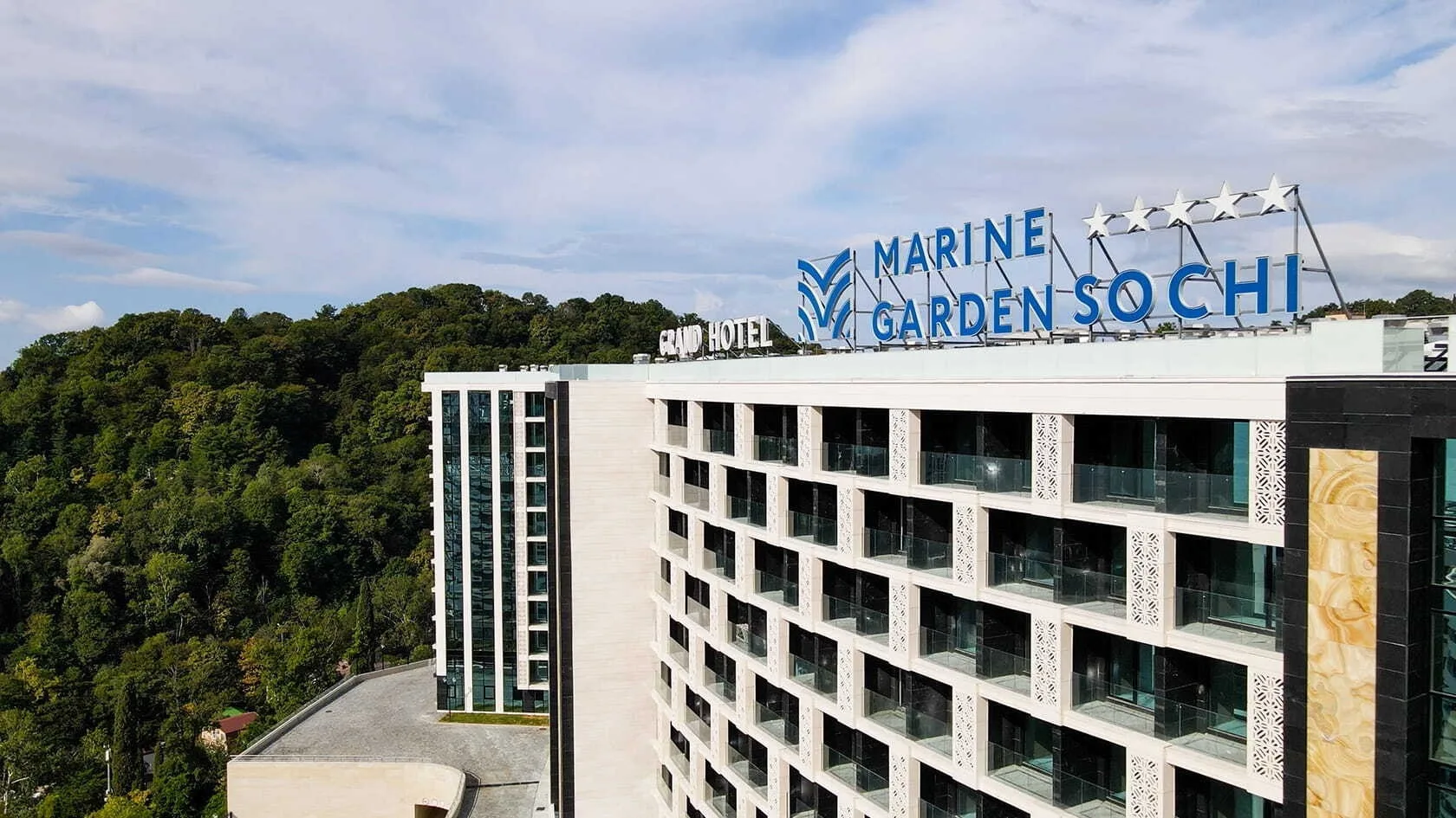 🌞 Новый отель в Сочи со свои пляжем и игристым на завтрак 🥂
​
🏩 Отель: * Marine Garden Sochi Hote