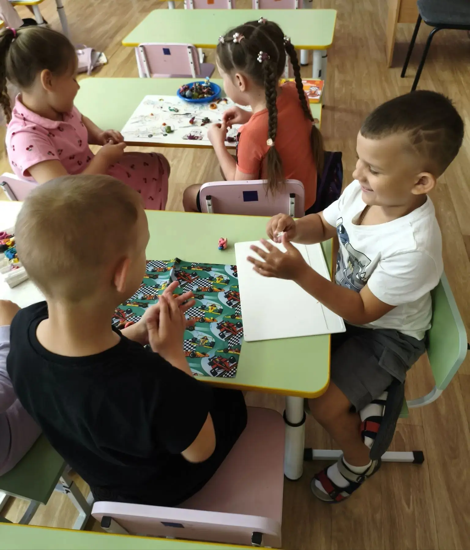 В старшей группе "Капитошки" дети выбирают себе занятия и игры по интересам.