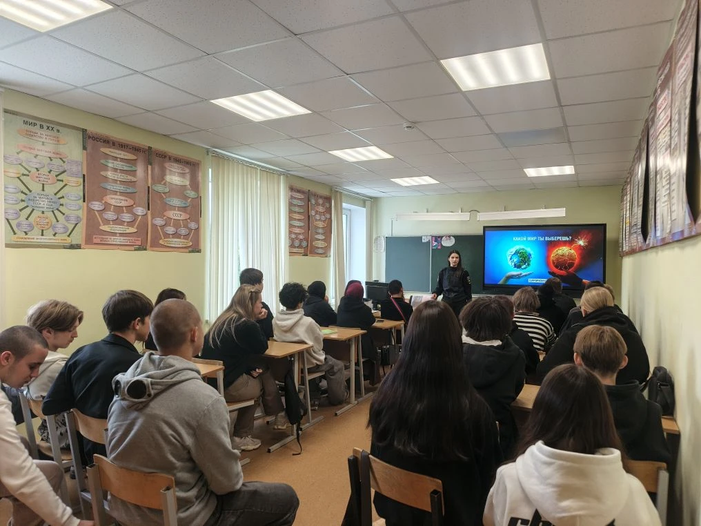 🚔 В Маловишерском техникуме прошла встреча с инспектором ПДН на транспорте
