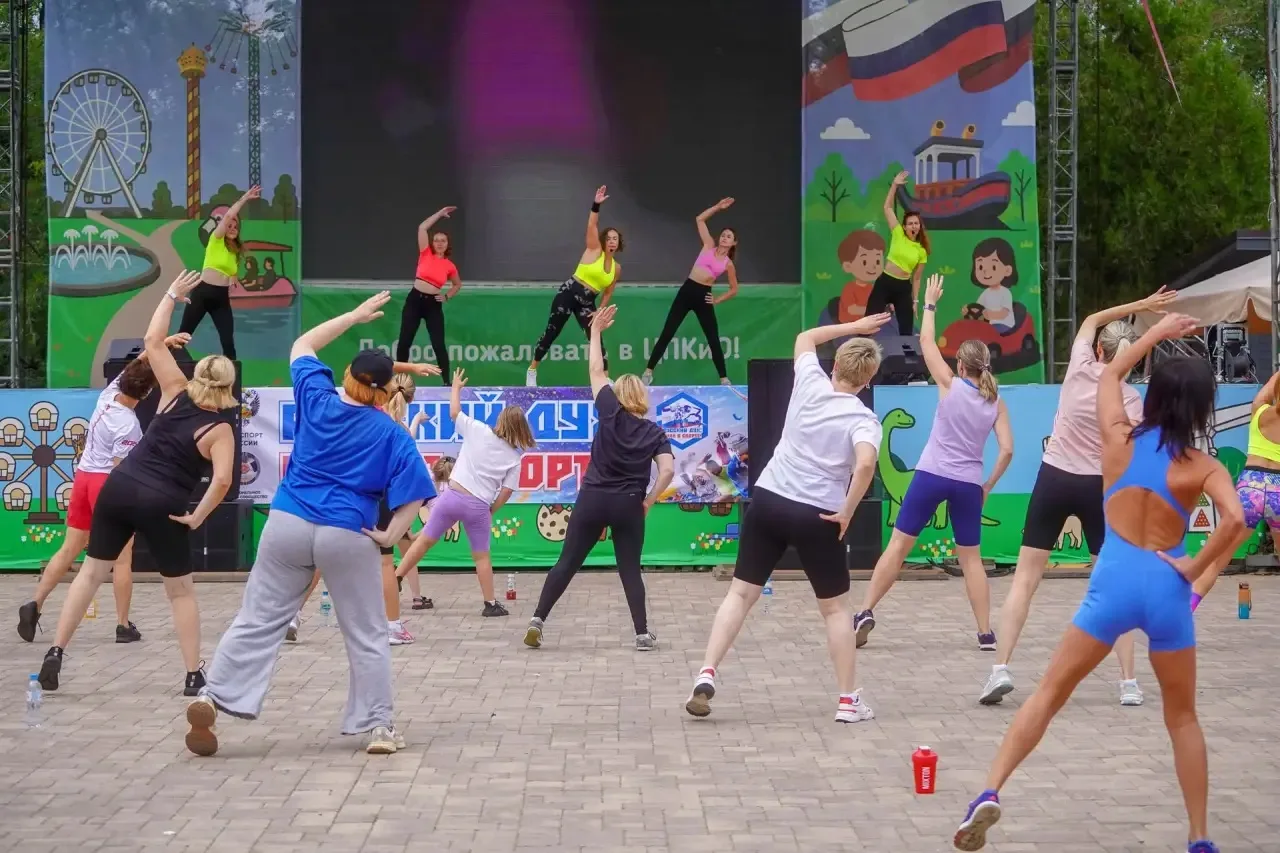 🤸 Сегодня на спортике

Воскресенье – не повод для того, чтобы лежать на диване. Сегодня в парке нас