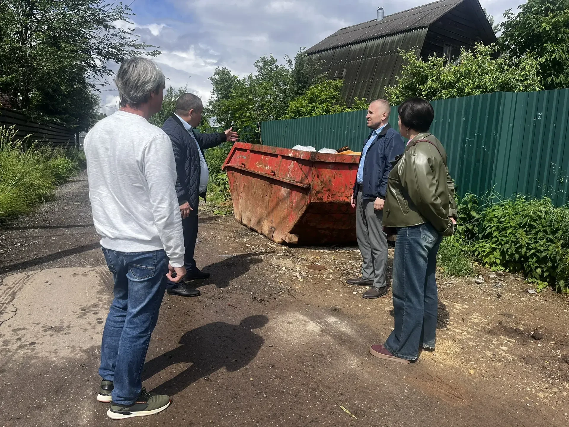 В деревне Свитино в рамках «срочной выездной администрации» прошла встреча с жителями, ...
