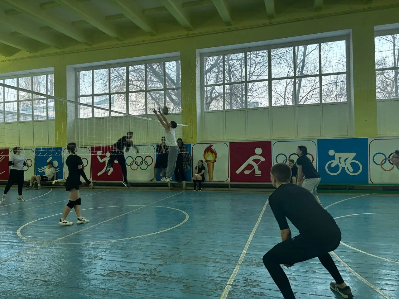 🏐 Волейбольная битва! Сегодня в нашей школе прошло захватывающее первенство по волейболу среди 8-11 