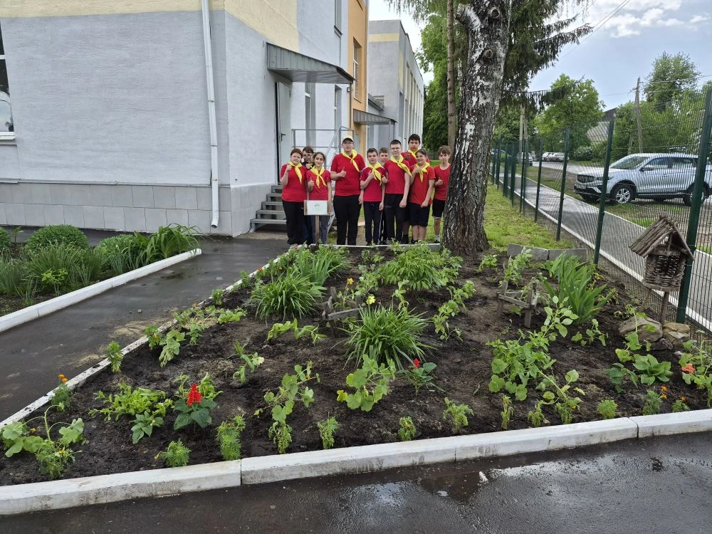 Сегодня ученики агротехнологического класса потрудились на славу))) ребята высадили рас...