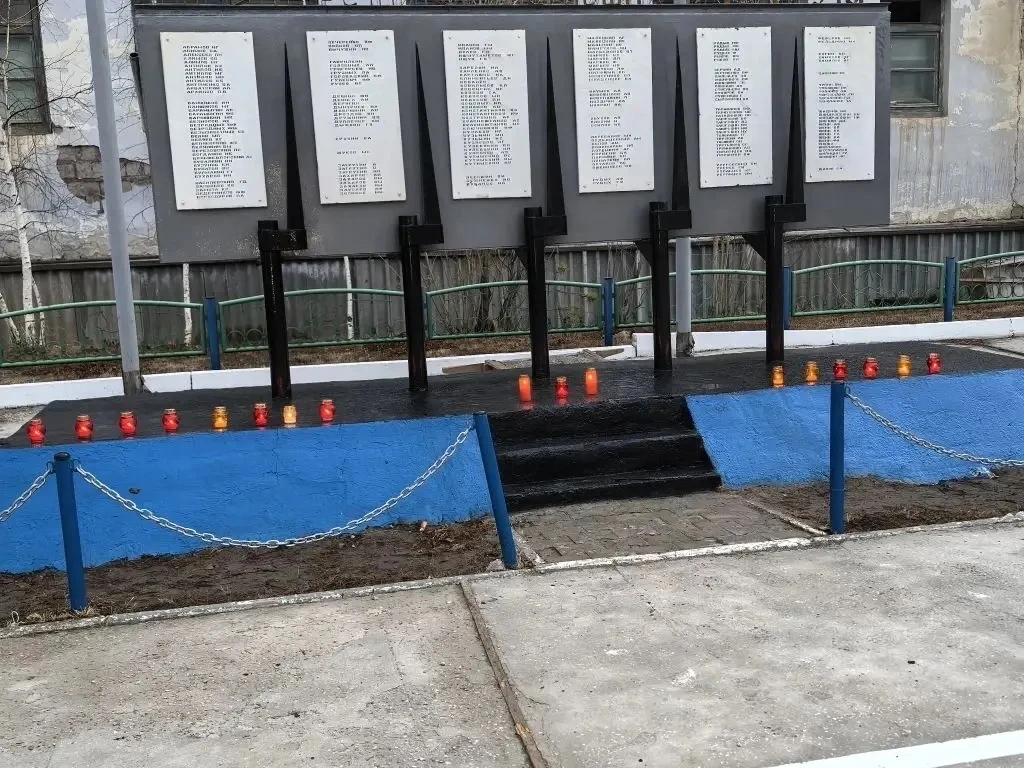 СОГРЕЕТ СЕРДЦЕ ПАМЯТИ СВЕЧА...  ...Ты помолчи, Ты просто помолчи, Свеча горит и никогда не гаснет. К