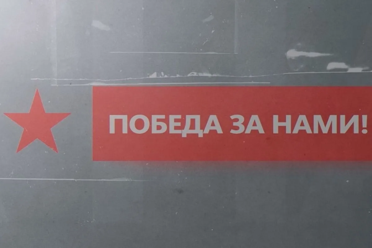 Мы давали присягу,
Мы стойко и прямо стояли,
Кровь стучала в виски.
И нельзя обернуться назад.
Имена
