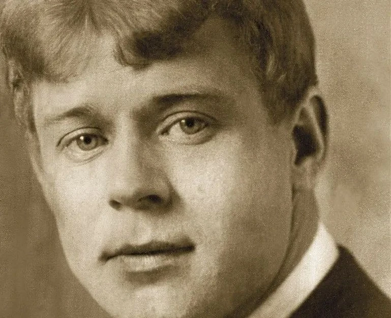 📜 Сергей Есенин

Предрассветное. Синее. Раннее.
И летающих звёзд благодать.
Загадать бы какое желан