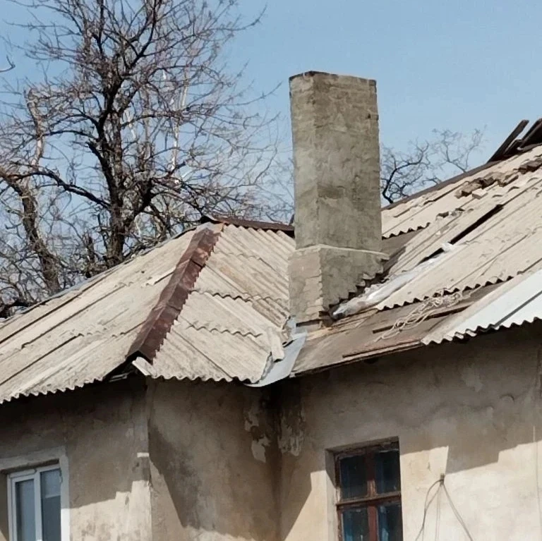 Краснолучский филиал НКО ЕУК отремонтировал шиферную кровлю по адресу: 📍 г. Красный Луч, г. Вахрушев