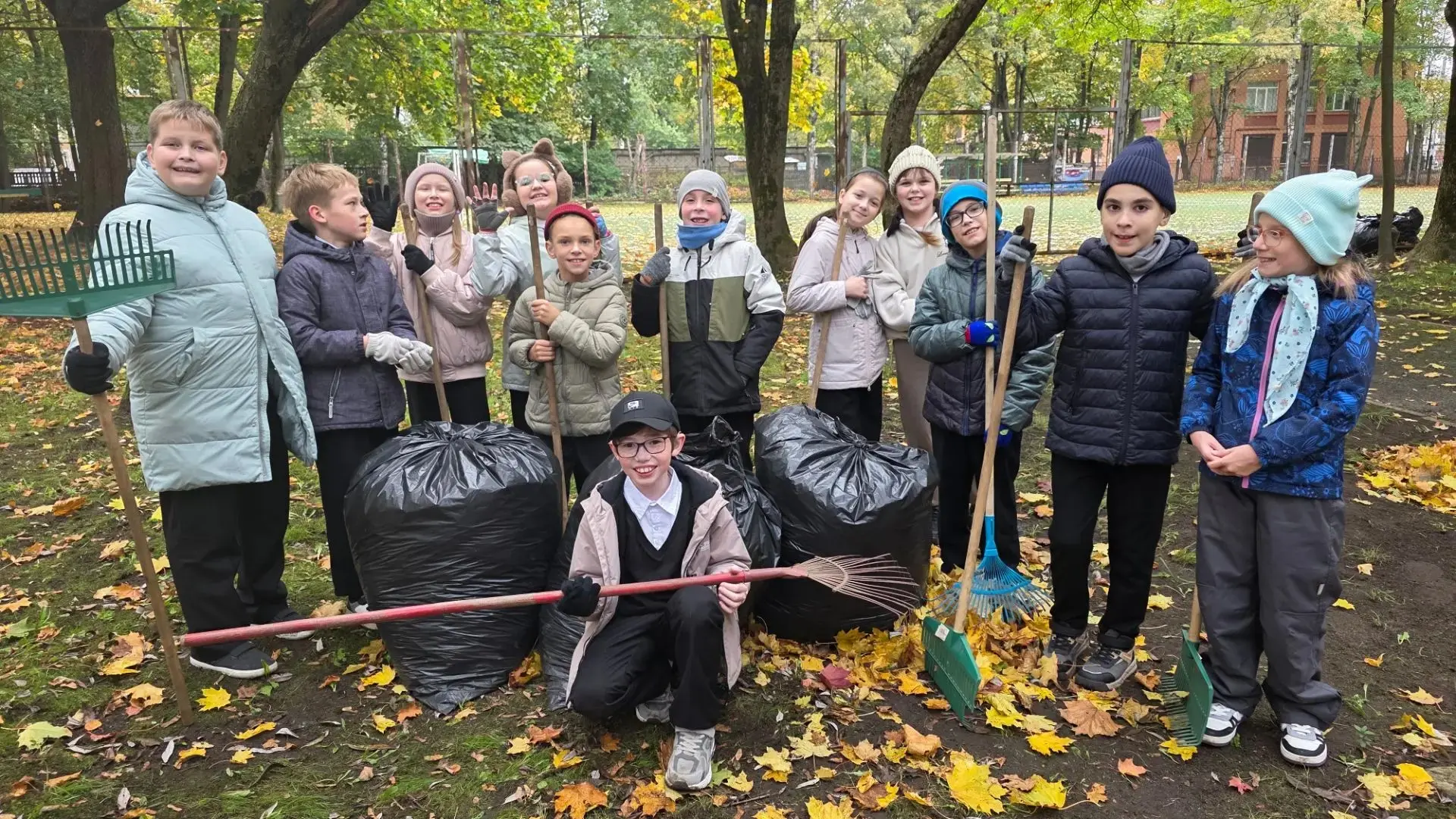🍁🍂🍁🍂🍁 3А класс присоединился к уборке листьев на школьной территории!