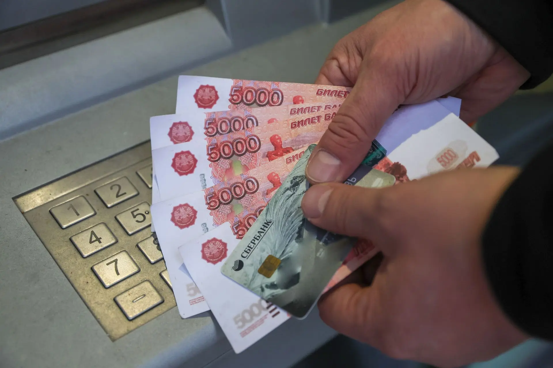 Среднюю зарплату выше 150 тысяч рублей получают в семи регионах России