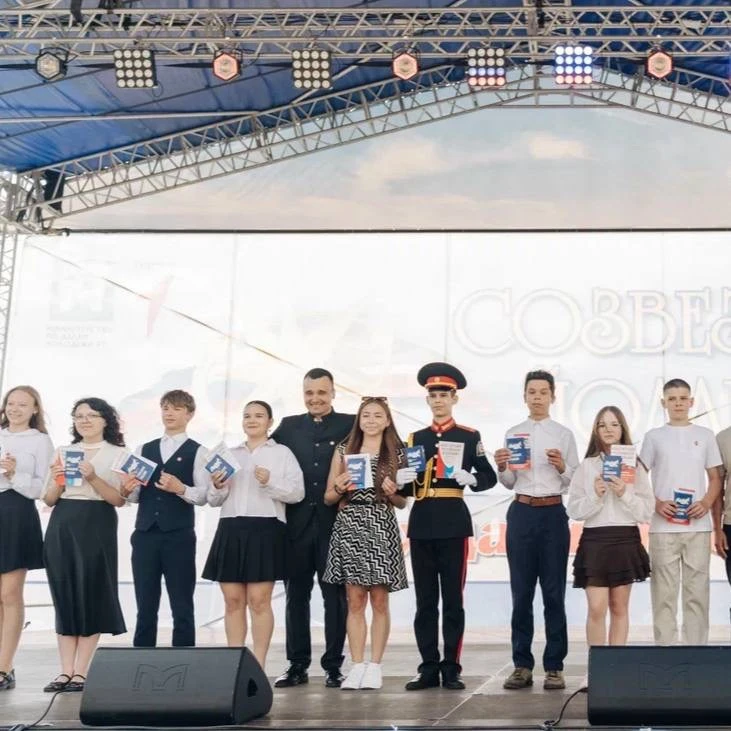 Подросткам Татарстана вручили паспорта в День России 🇷🇺

Сегодня в Казанском Кремле состоялось зна