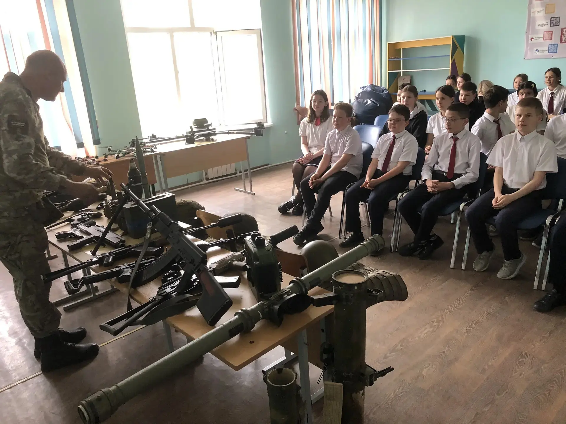 Связь поколений: в нашей школе прошел урок Мужества с выставкой оружия 🛡️  Сегодня в стенах нашей шк