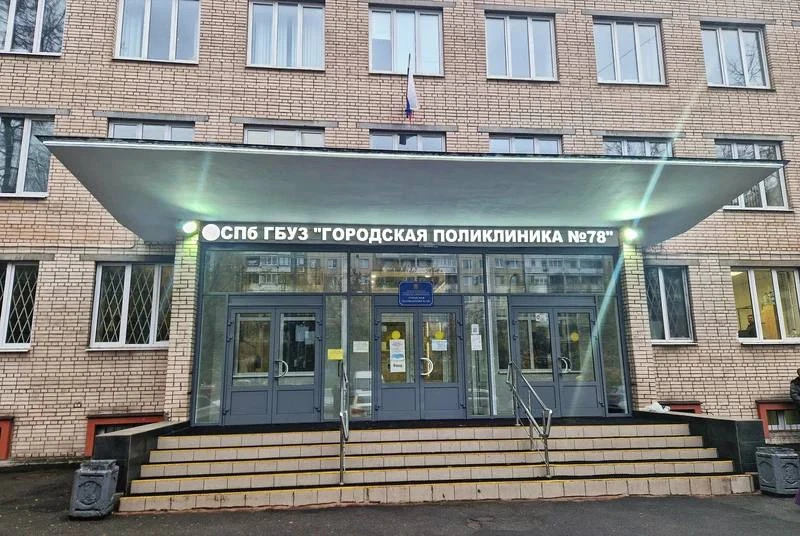Мужчина с пистолетом взял в заложники врача в поликлинике Петербурга — он требовал убит...