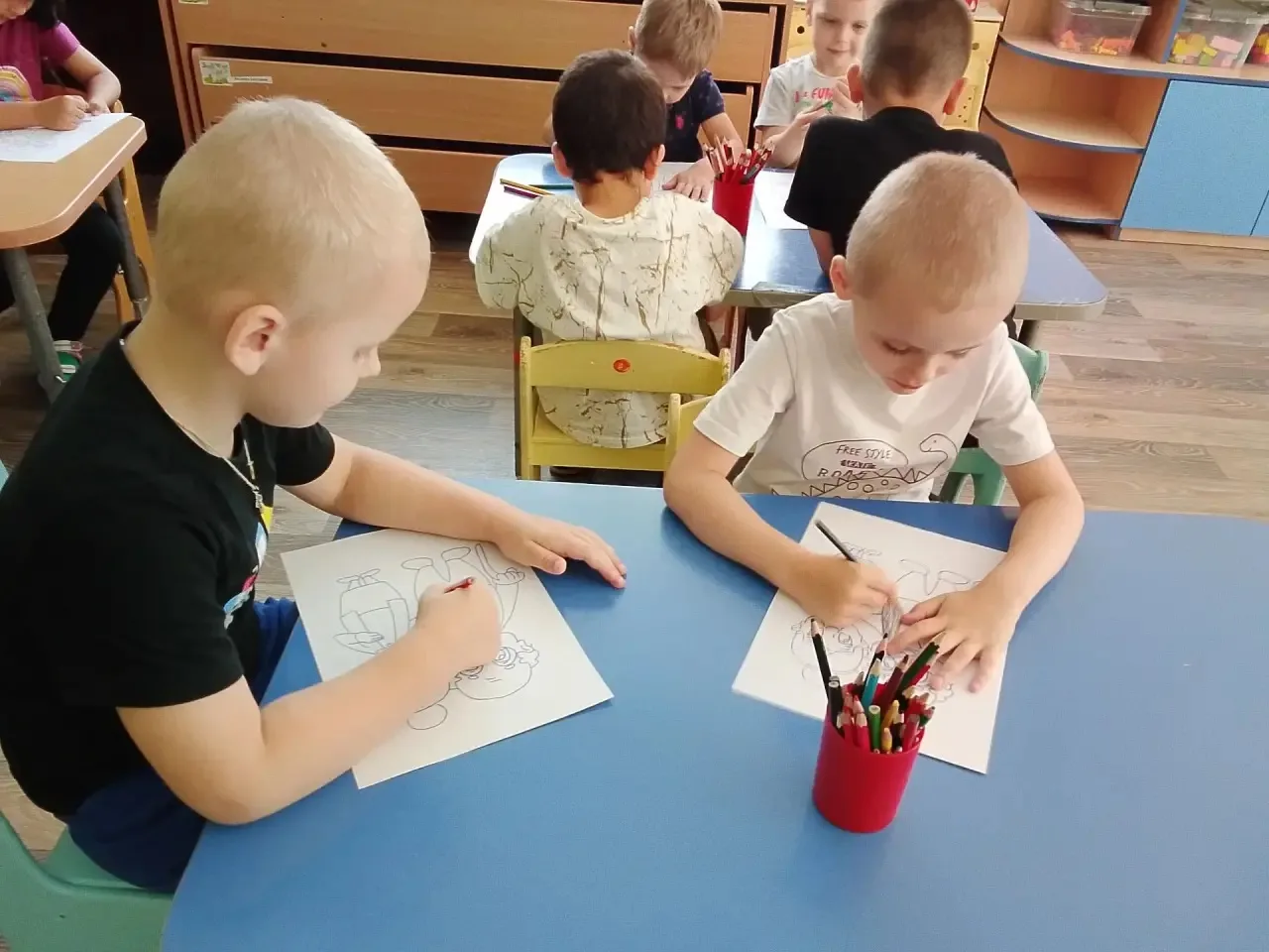 Бабушка рядышком с дедушкой
Столько лет, столько лет вместе.
Бабушка рядышком с дедушкой
Дружно поют