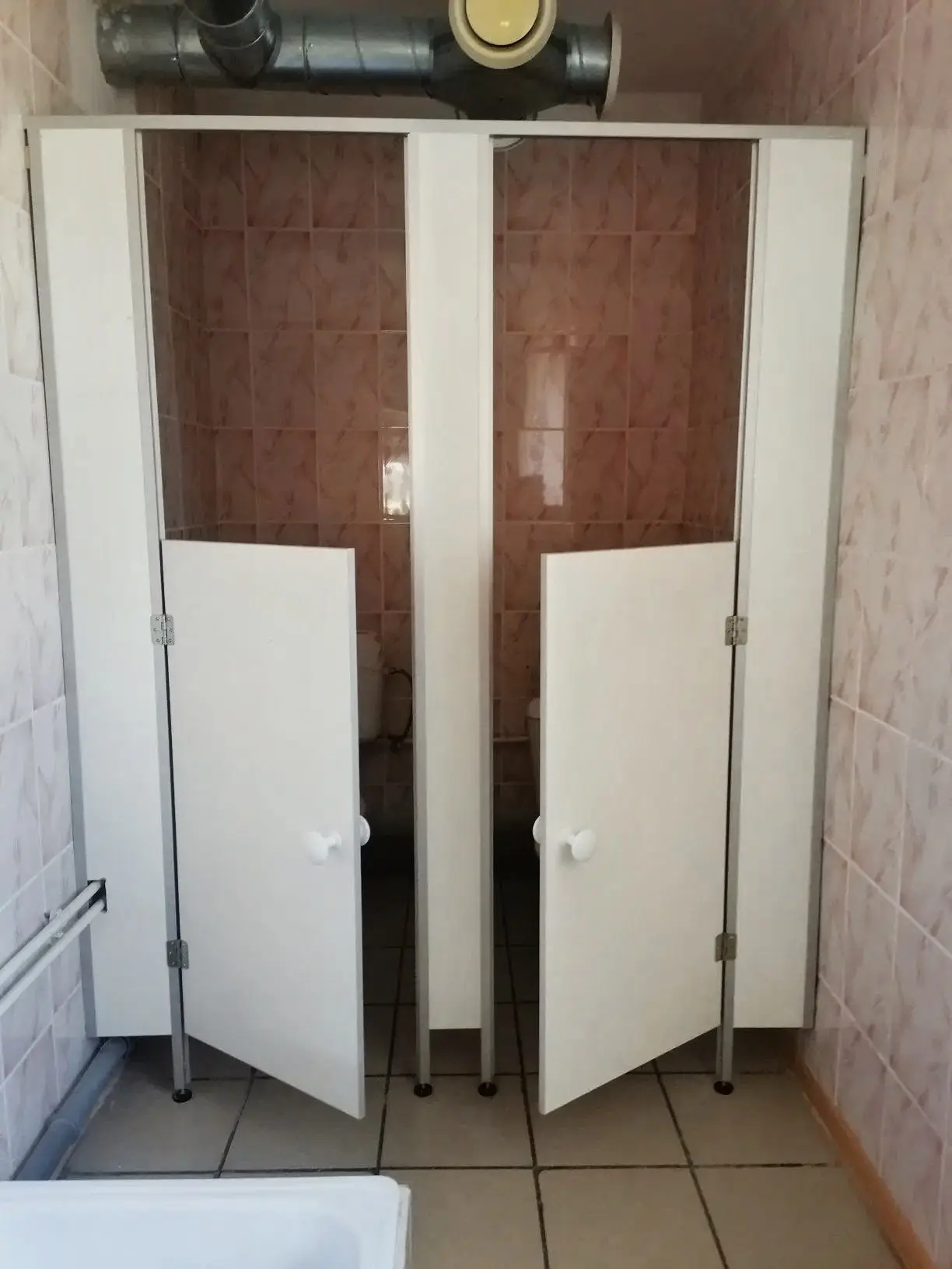В детском саду в соответствии с требованиями СанПиН в санузле подготовительной группы у...