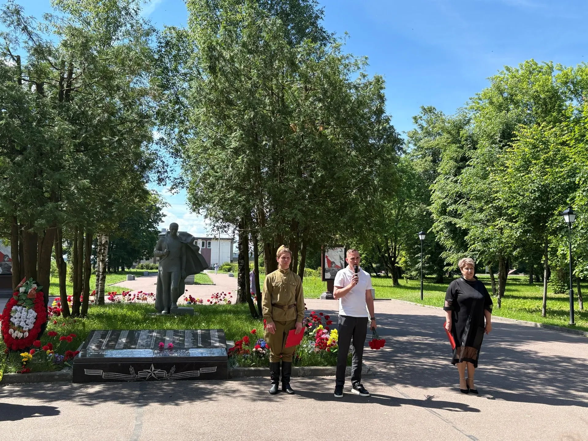 🌹🌹ДЕНЬ 17 - ДЕНЬ ПАМЯТИ И СКОРБИ
Сегодня участники ДОЛ "Ромашка" приняли участие в торжественно-тр