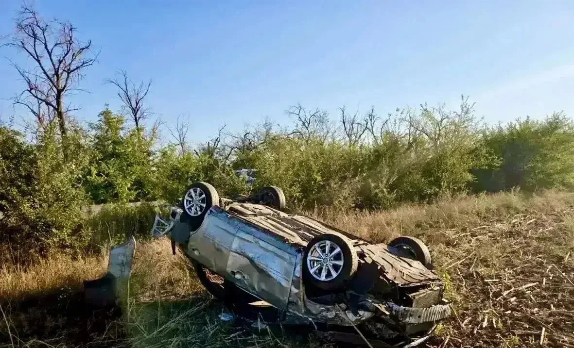 В Белокалитвинском районе водитель Ford Focus получил травмы после съезда автомобиля с ...