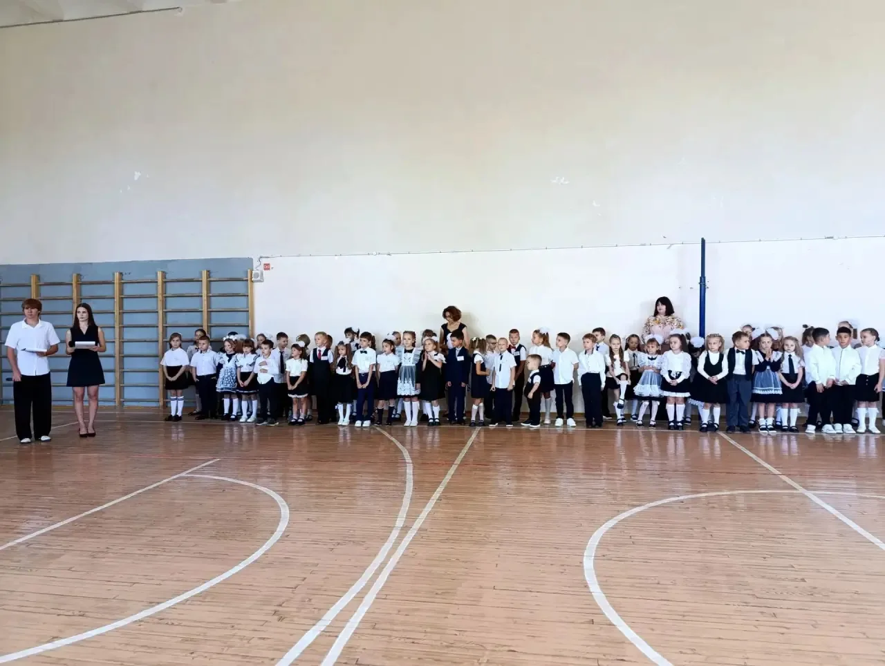 Сегодня в нашей школе прозвенел первый звонок! 🔔