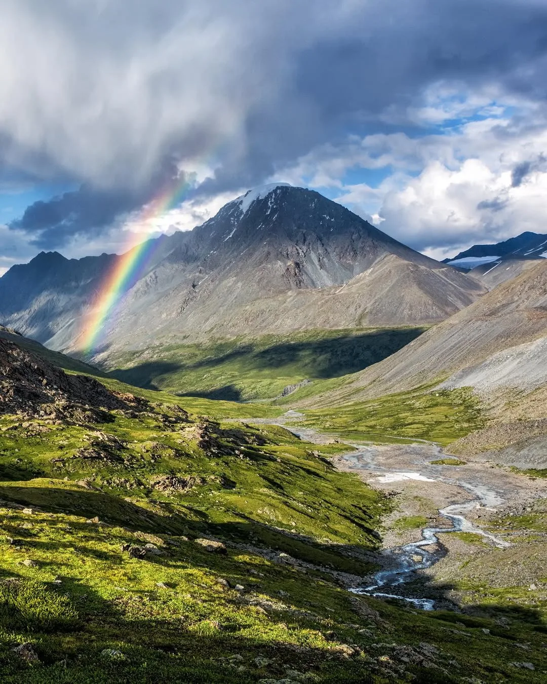 🏞️ Долина реки Кара-Оюк и по центру кадра гора Джаниикту 3922 метра

📍Кош-Агачский район, Республи