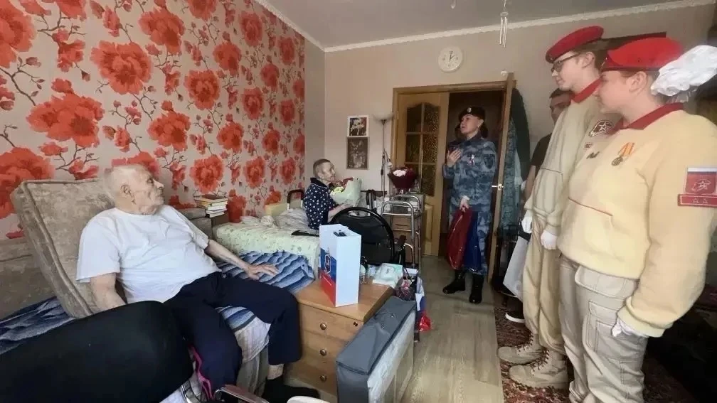 «Парад у дома ветерана»  🇷🇺 6 мая 2026 года ученики и педагоги нашего округа стали частью важного со