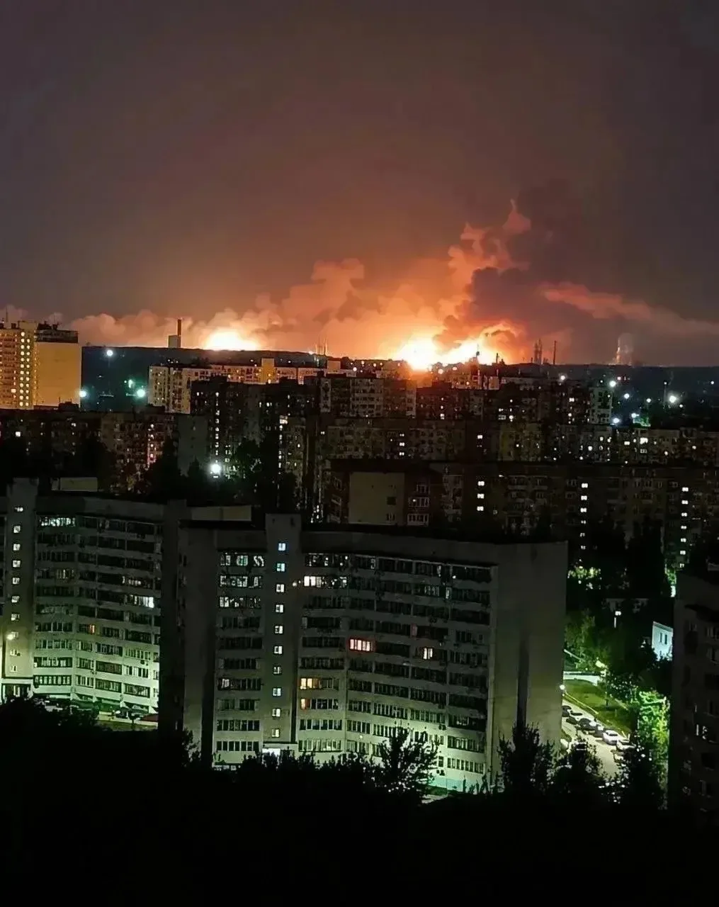 В результате атаки беспилотников в Рязани повреждены две жилые многоэтажки и территория промышленног