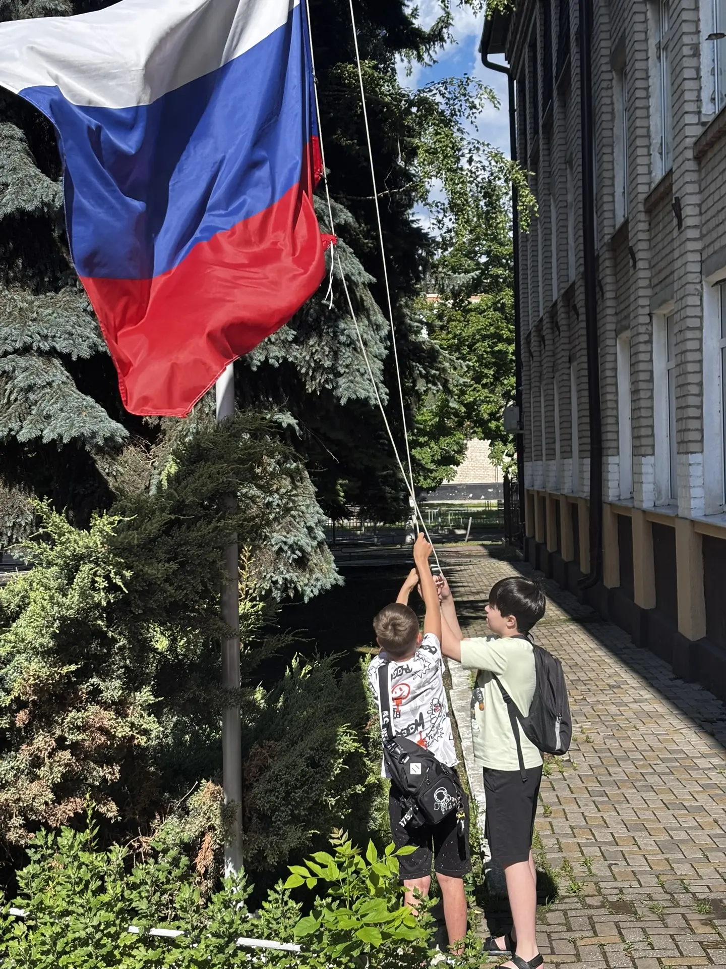 День знаний и дружбы в лагере «Солнышко»

В нашем лагере день начался с важной и красивой традиции —