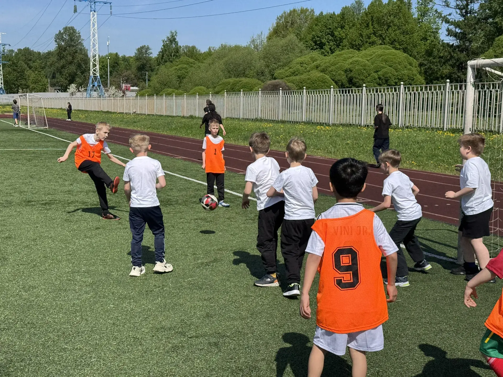 ⚽ ПОНЕДЕЛЬНИК ФУТБОЛА. ПЕРВЫЕ КЛАССЫ ВЫЯСНЯЛИ ОТНОШЕНИЯ НА ПОЛЕ   Сегодня на площадке Харченко встре