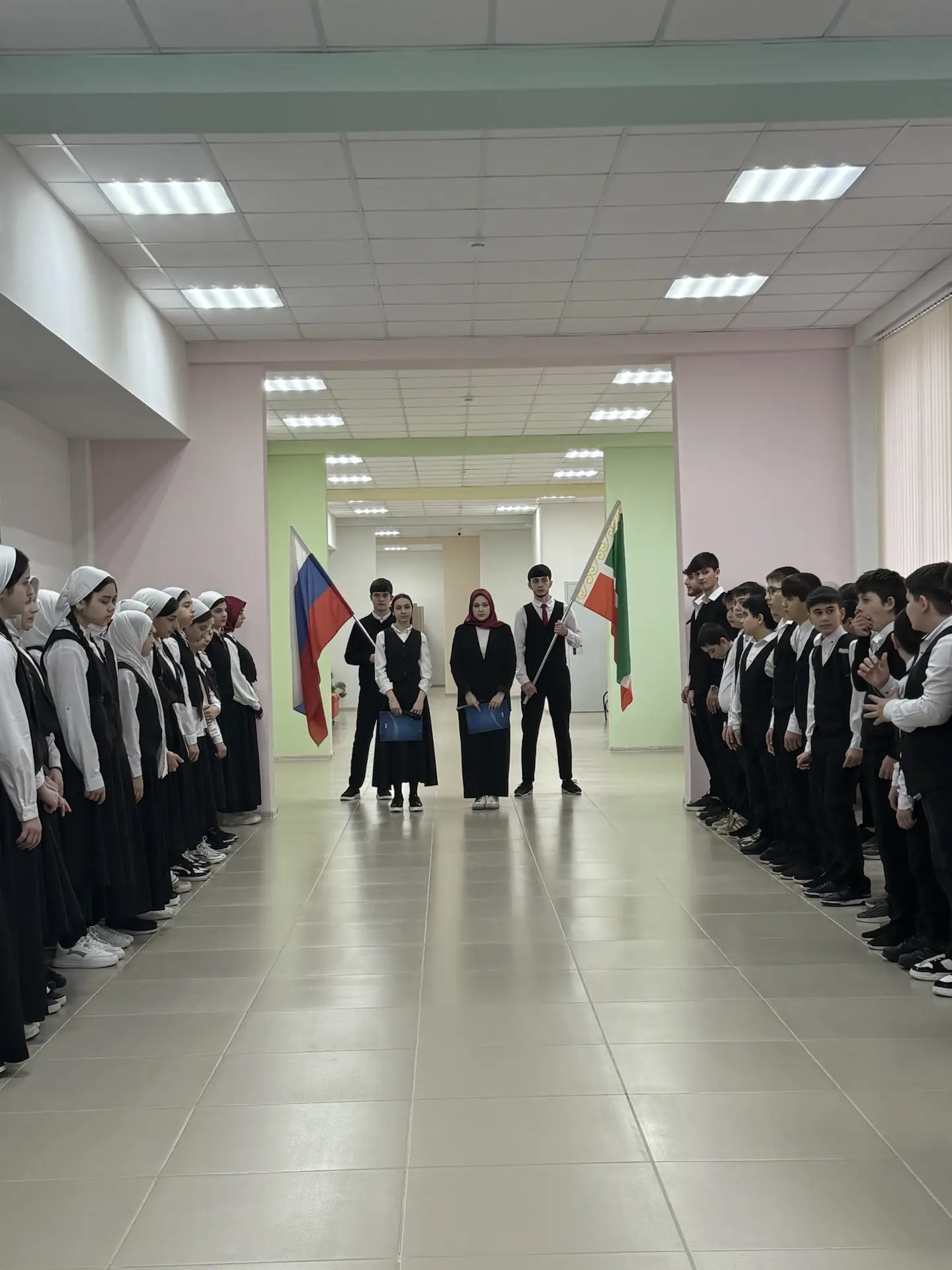 19.05.2026 г. в МБОУ «СОШ № 4 с.п.Гвардейское» прошла традиционная еженедельная линейка.