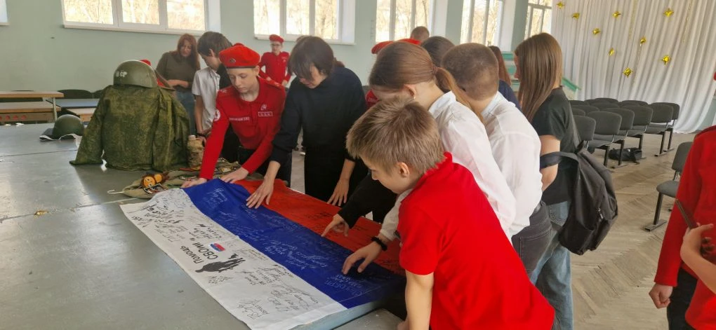 25 марта в МБОУ "Школа 37" прошел урок Мужества. Перед учениками 6-го класса выступил Командир стрел