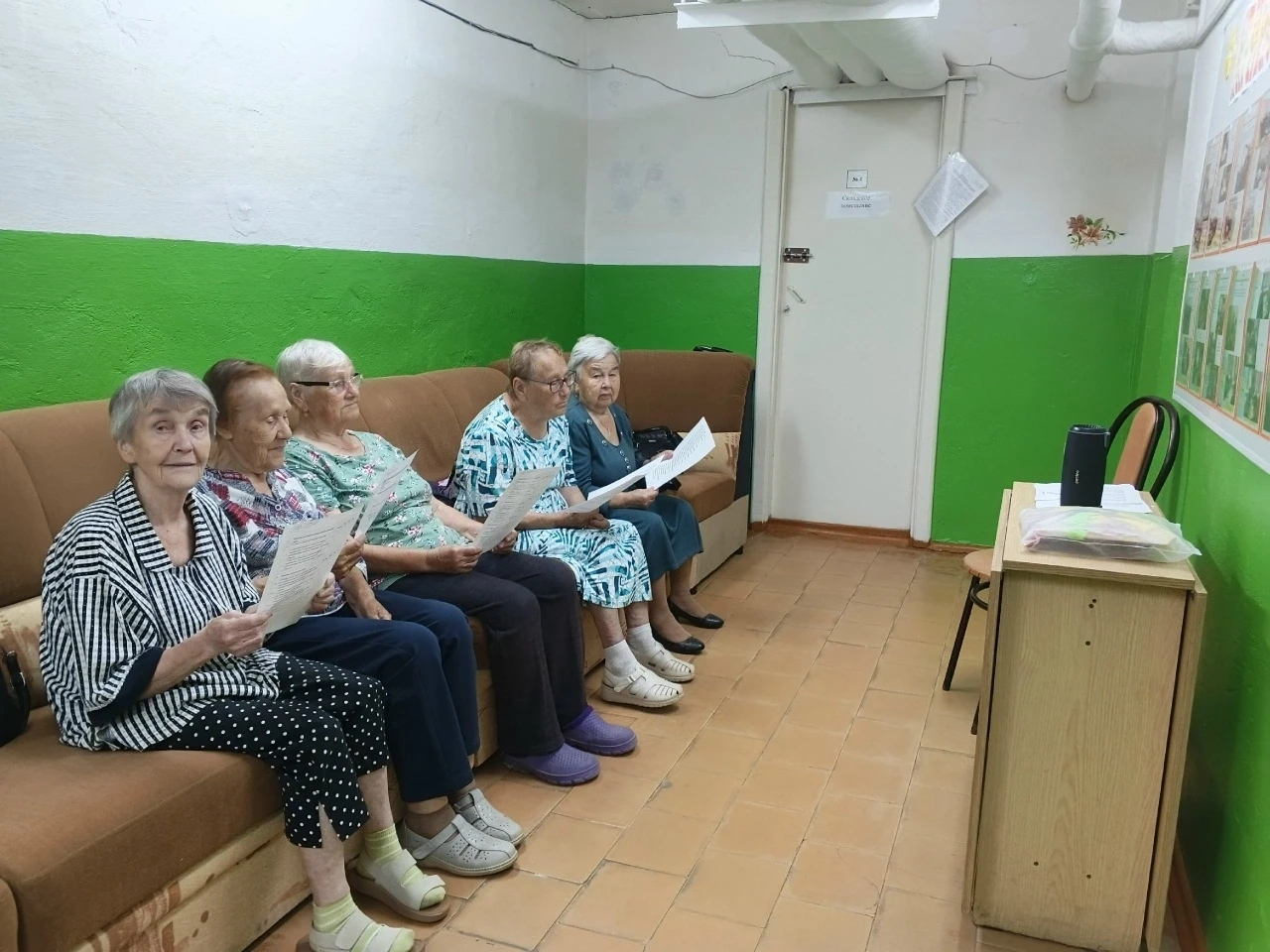 Сегодня в группе «Вдохновение» психолог Н. А. Перминова провела занятие, посвященное музыкотерапии. 