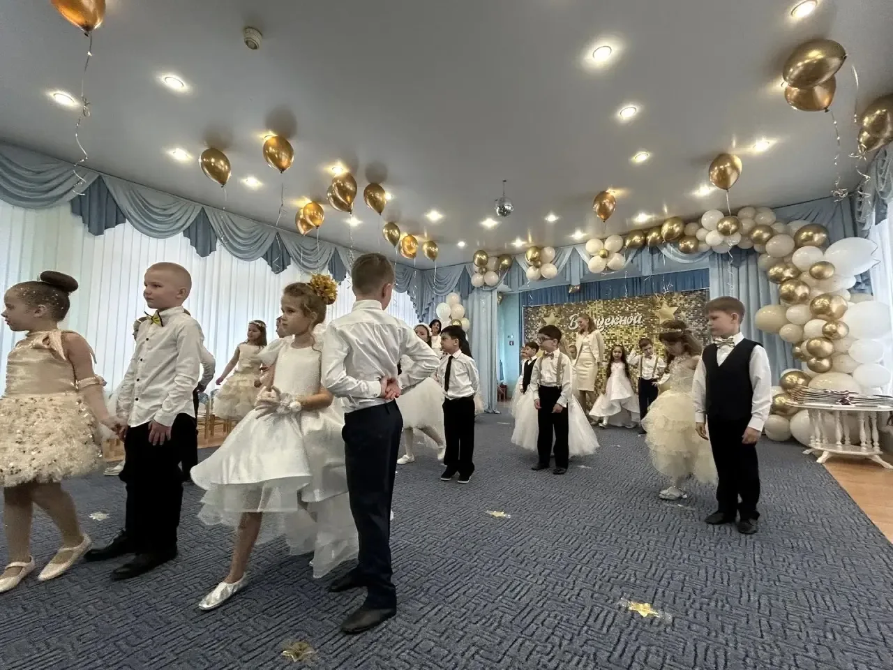 Ловите новую порцию праздничного настроения! 🌟  Спешим поделиться фотографиями еще с одного выпускно