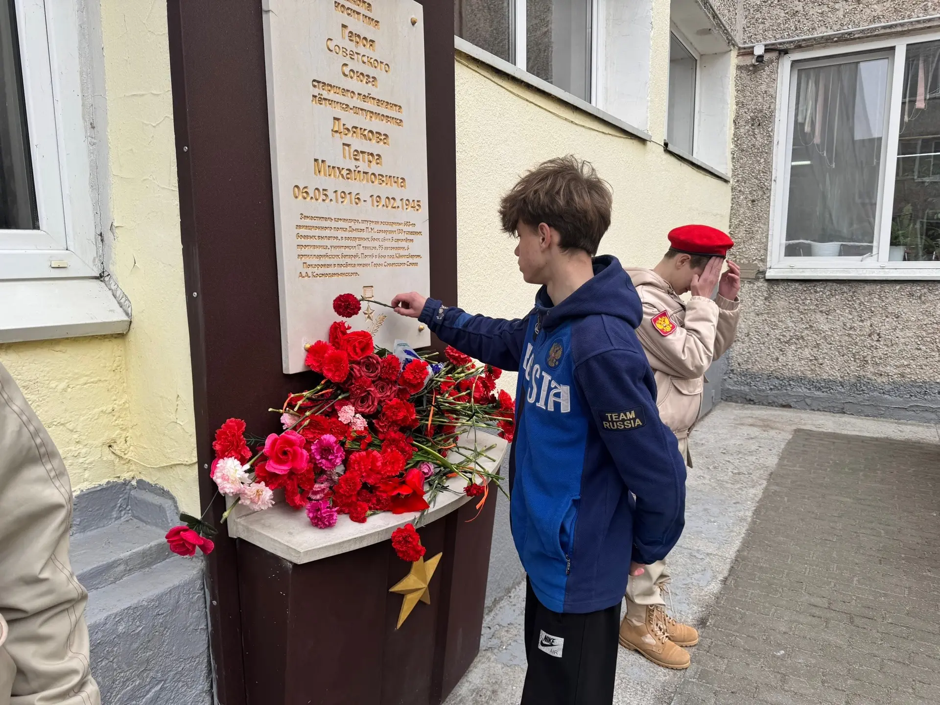 В честь 9 мая в нашей школе прошла торжественная линейка, посвященная Дню Победы! 🌟  Этот день стал 