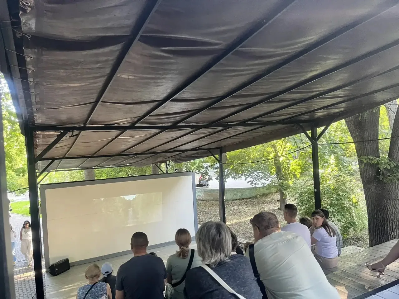 🇷🇺Праздничный вечер закончился просмотром душевного кино в летнем кинотеатре Владимирского сада!💚