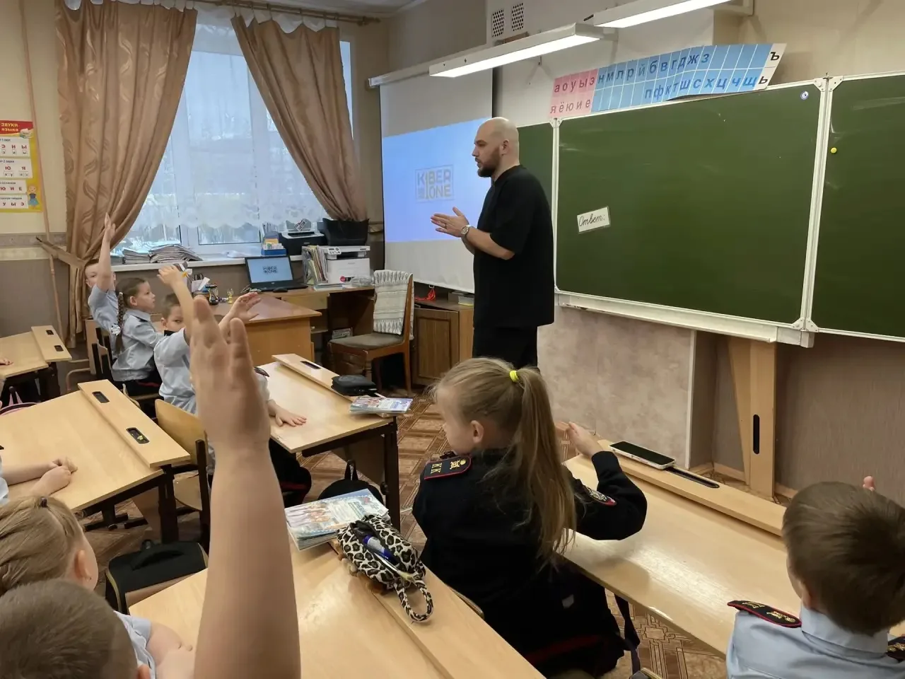 Безопасный март 📣   Учащиеся всех начальных классов погрузились в мир цифровой безопасности.  Руково