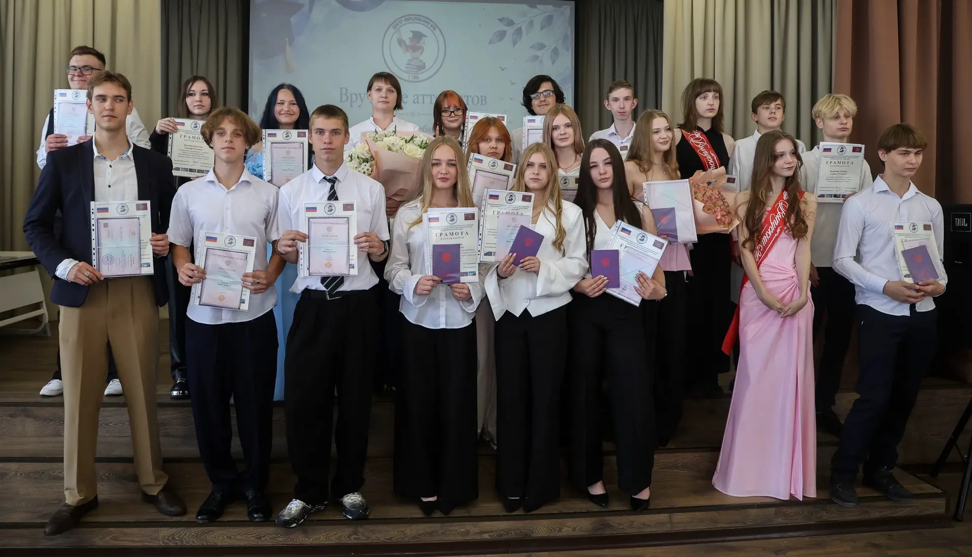 📸 Делимся фотографиями с торжественного вручения аттестатов нашим девятиклассникам!

Мы постарались