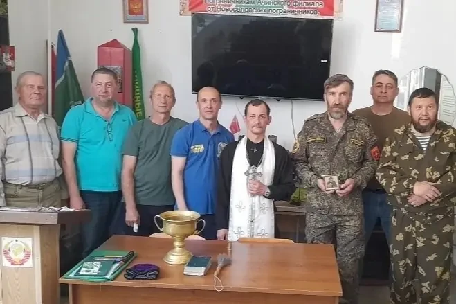 Священник освятил штаб ветеранов-пограничников в Ачинске
