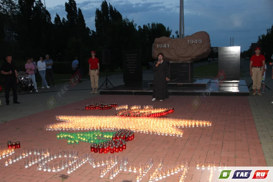В Гае прошла акция «Свеча памяти». 21 июня вечером горожане собрались у памятного знака «Выстоявшим 