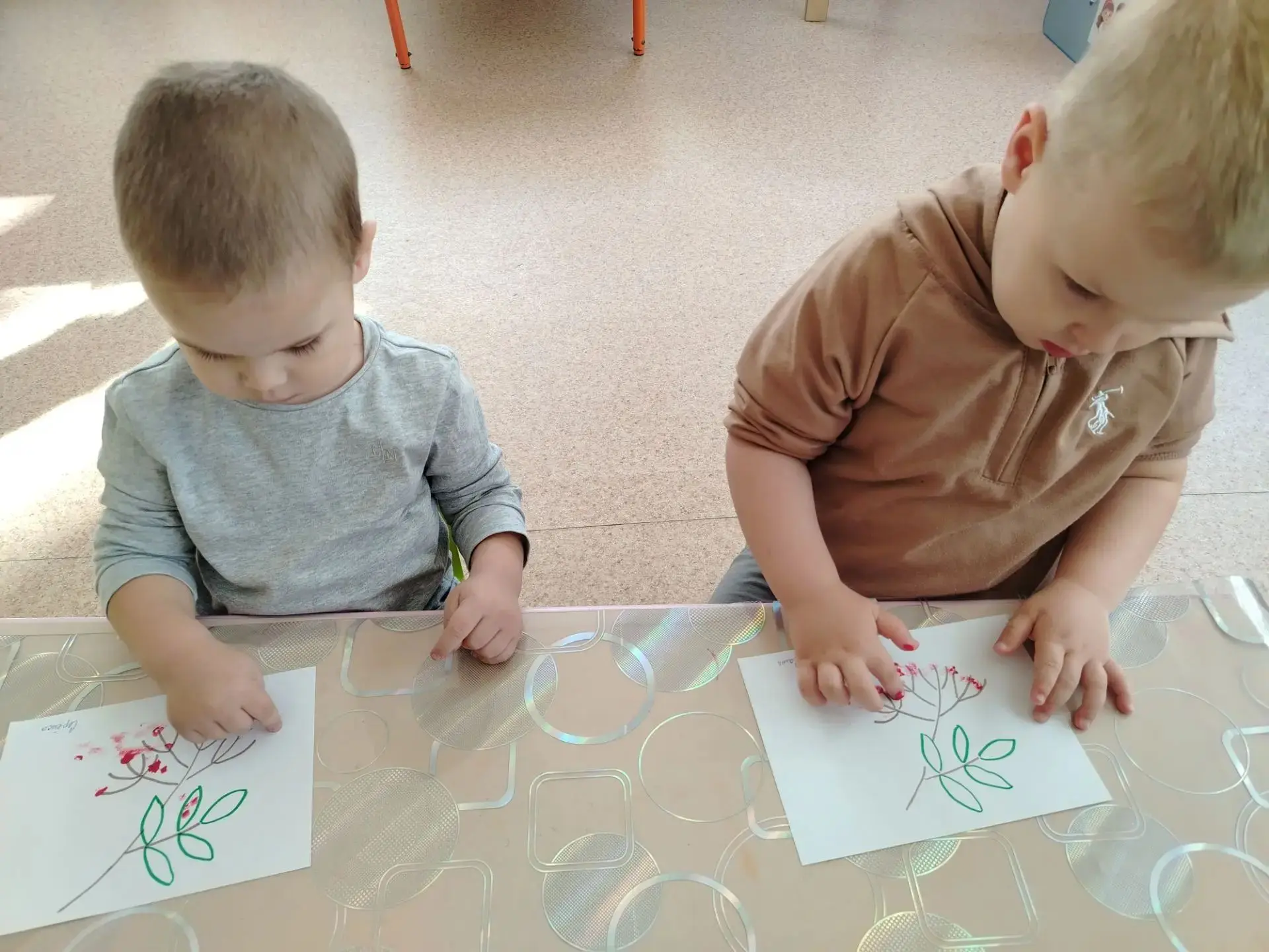 🎉 Сегодня мы с ребятами решили нарисовать рябину… но не кисточками, а пальчиками! 😍 К...