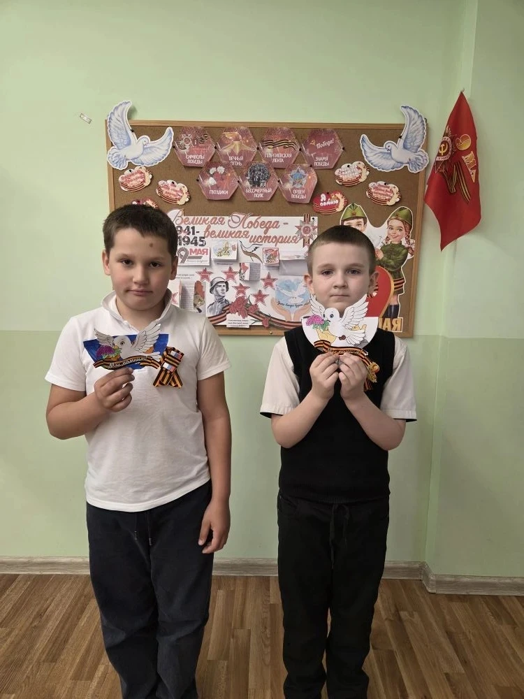 🎨2 А класс поздравляет с Днём Победы!  7 маянаши второклассники вместе с классным руководителемПотан