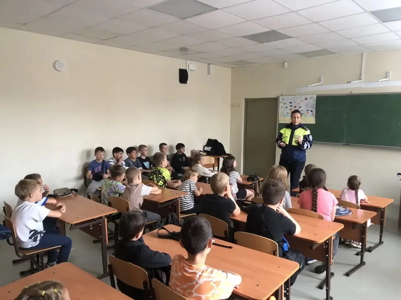 Сегодня в школьном лагере было очень интересно и познавательно!

В гости к ребятам пришла инспектор 